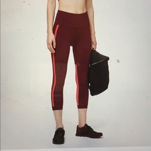 Lululemon Zip The Line Crop *23